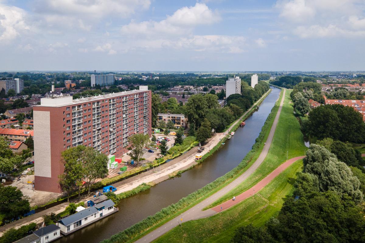 droneafbeelding van D'Rode Garrel flat en de Purmer Ringvaart