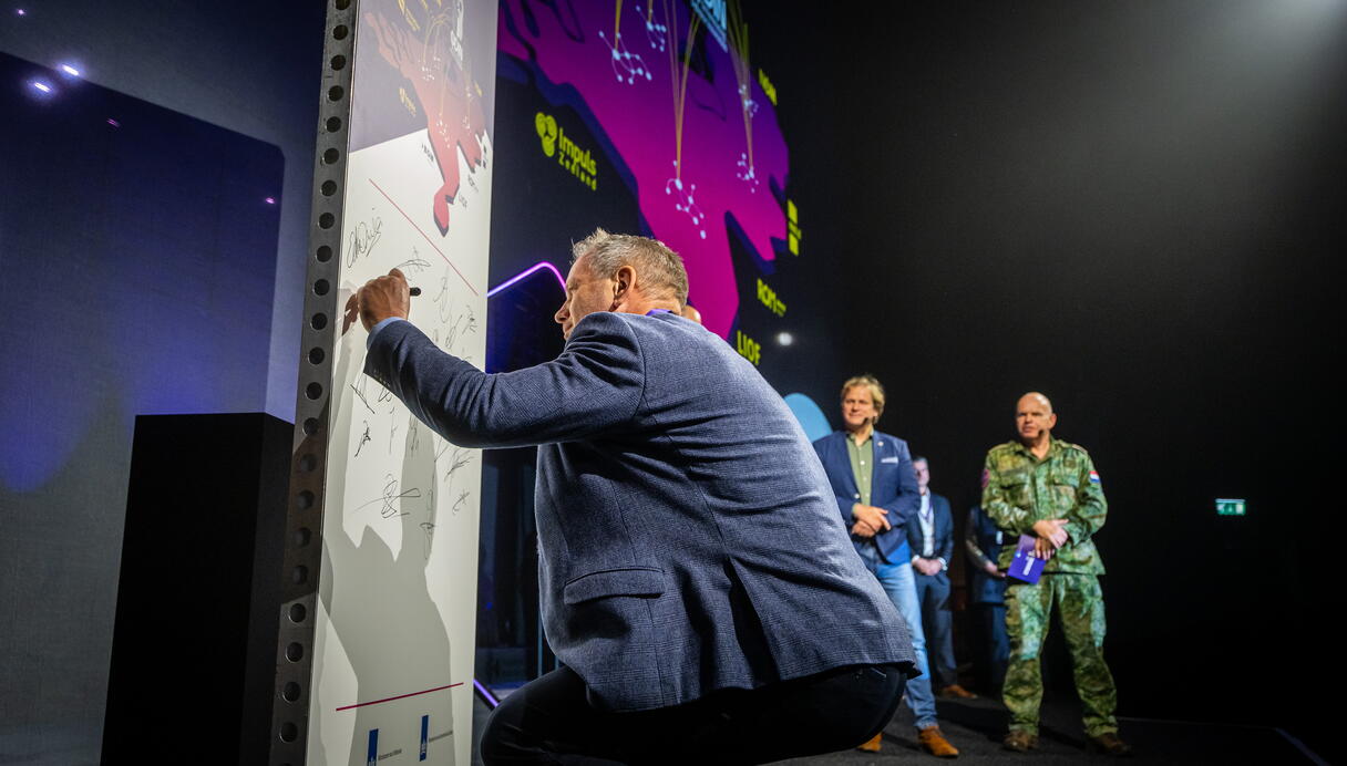 Dick ten Voorde tekent de LOI met defensie