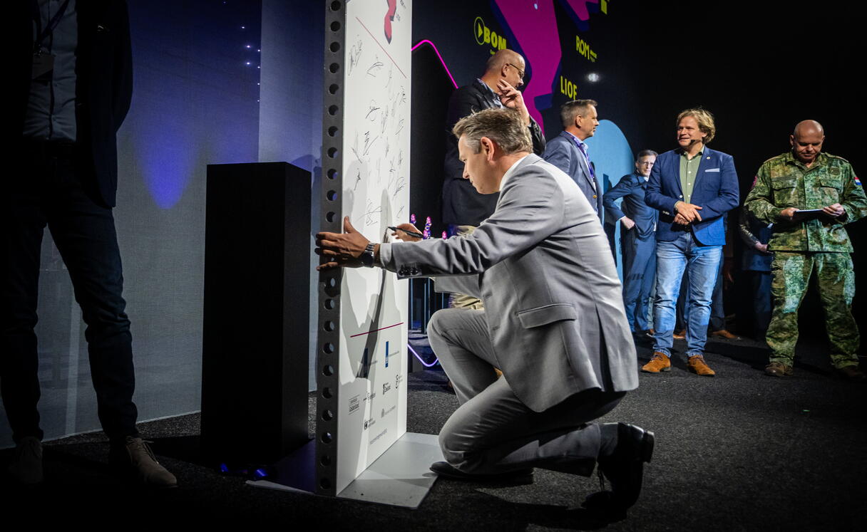 Jo-Annes de Bat tekent de LOI met defensie